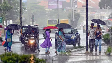 ಕರಾವಳಿ ಕರ್ನಾಟಕದಲ್ಲಿ ಮುಂಗಾರು ಆರ್ಭಟ: ಜೂನ್ 16 ರವರೆಗೆ ರೆಡ್ ಅಲರ್ಟ್ ಘೋಷಣೆ, ಶಾಲೆಗಳಿಗೆ ರಜೆ ವಿಸ್ತರಣೆ